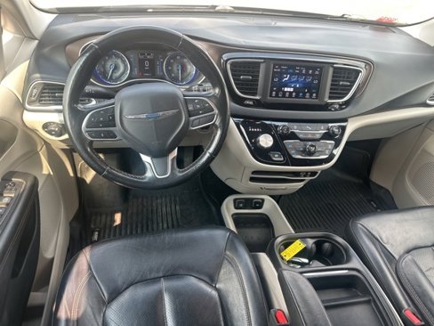 Used 2019 Chrysler Pacifica Touring-L image 15