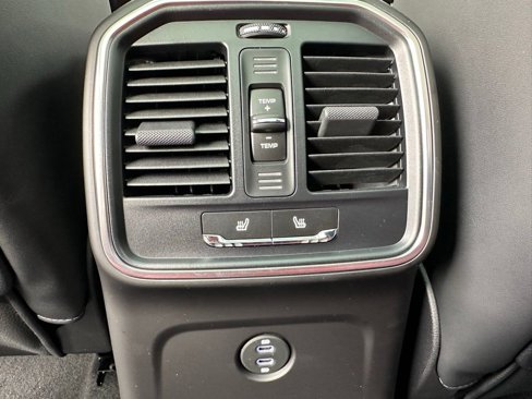Used 2025 Porsche Macan image 32