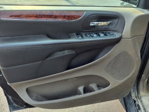 Used 2016 Chrysler Town & Country Touring image 18