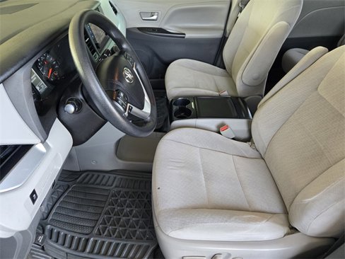 Used 2015 Toyota Sienna LE image 13