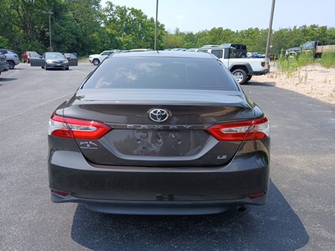 Used 2018 Toyota Camry LE image 5