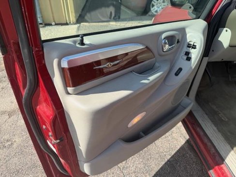 Used 2006 Chrysler Town & Country Limited w/ Trailer Tow Prep Group image 12