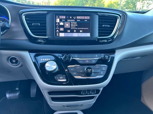 Used 2022 Chrysler Voyager LX image 19