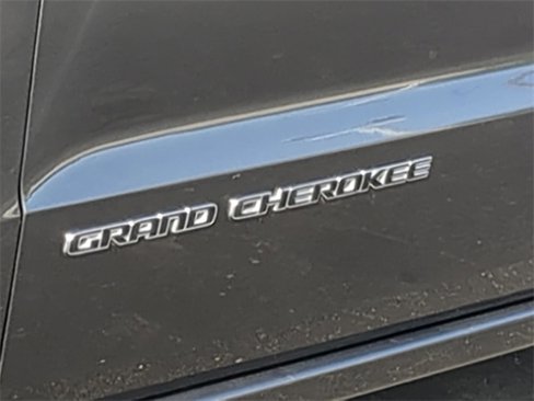 Used 2018 Jeep Grand Cherokee Overland image 12