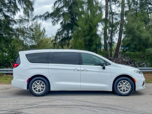 Used 2024 Chrysler Pacifica Touring-L image 7