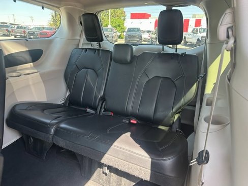 Used 2022 Chrysler Pacifica Touring-L image 17
