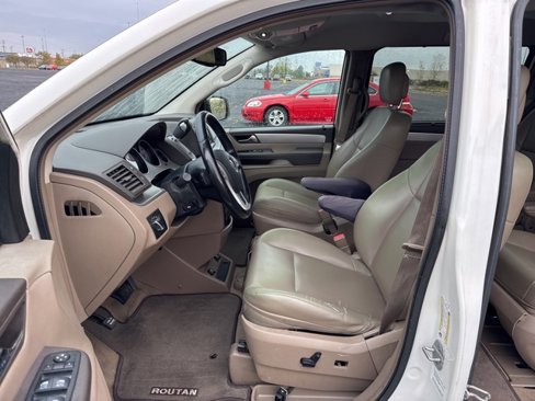 Used 2012 Volkswagen Routan SE image 9