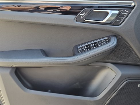 Certified 2025 Porsche Macan Turbo image 23