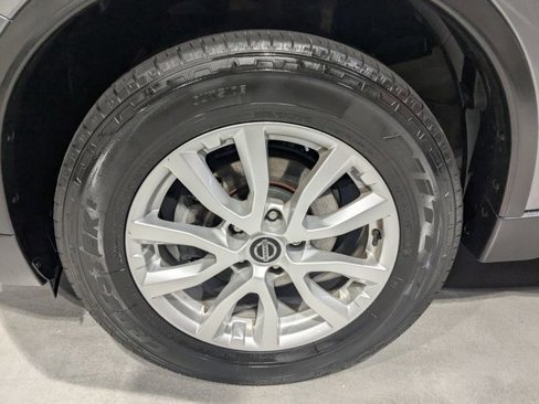 Used 2018 Nissan Rogue SV image 16