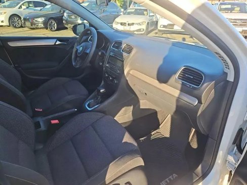 Used 2011 Volkswagen Golf 4-Door image 9