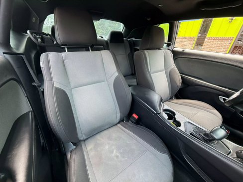 Used 2016 Dodge Challenger SXT image 10