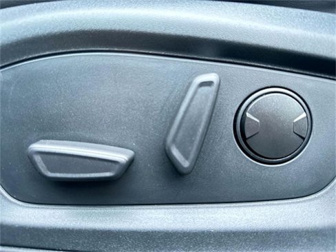 Used 2022 Ford Explorer XLT w/ Equipment Group 202A image 5