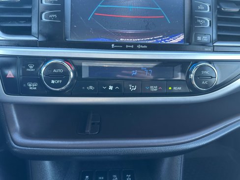 Used 2018 Toyota Highlander XLE image 18