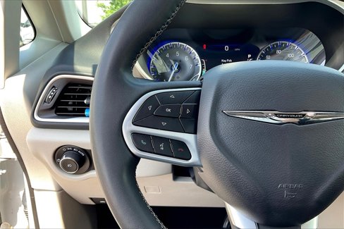 Used 2023 Chrysler Pacifica Touring-L image 10