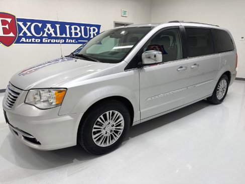 Used 2011 Chrysler Town & Country Limited w/ Trailer Tow Group image 3