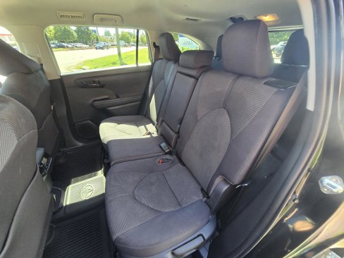 Used 2022 Toyota Highlander LE image 15