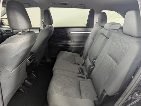 Used 2017 Toyota Highlander LE image 15