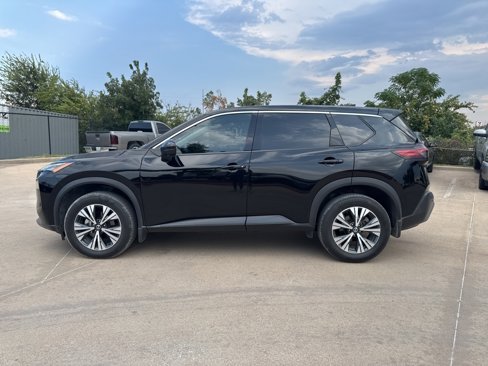 Used 2021 Nissan Rogue SV image 2