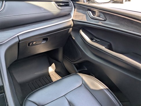Used 2023 Jeep Grand Cherokee Limited image 17
