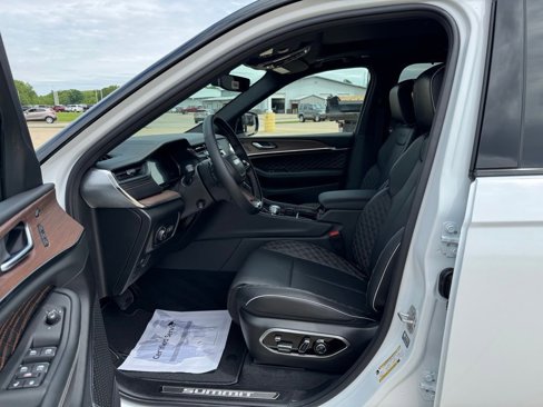 New 2025 Jeep Grand Cherokee L Summit w/ Luxury Tech Group V image 10