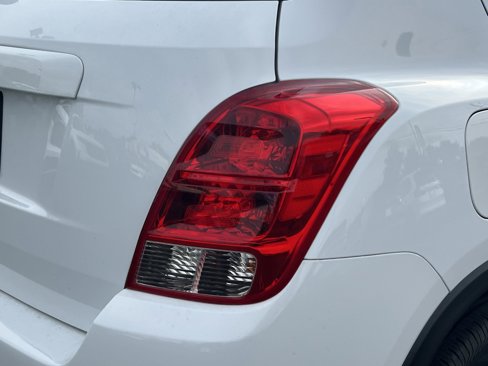 Used 2022 Chevrolet Trax LS w/ Tint and Cruise Package image 10