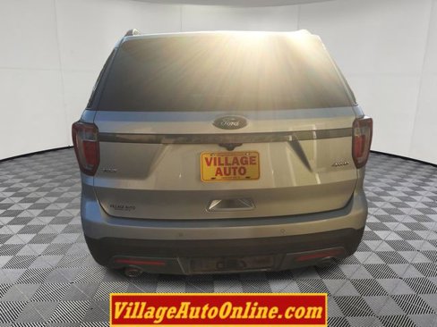 Used 2017 Ford Explorer XLT w/ Equipment Group 202A image 3