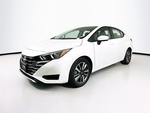 Used 2024 Nissan Versa SV image 3