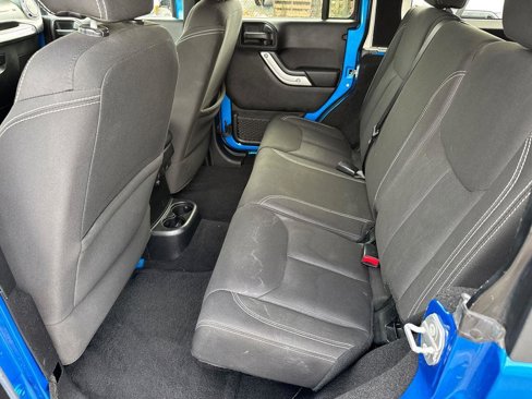 Used 2015 Jeep Wrangler Unlimited Rubicon w/ Connectivity Group image 18