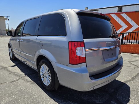 Used 2016 Chrysler Town & Country Limited image 3