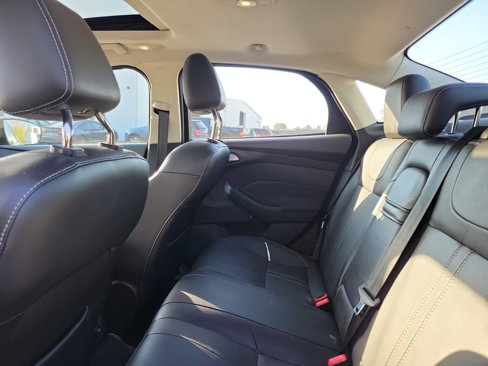 Used 2012 Ford Focus Titanium image 11