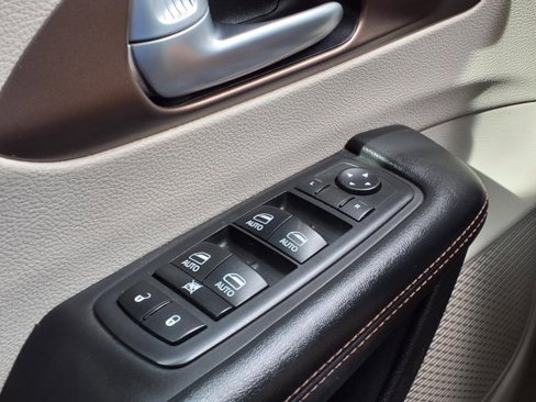 Used 2018 Chrysler Pacifica Touring-L Plus image 36