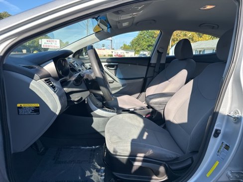 Used 2016 Hyundai Elantra SE image 12