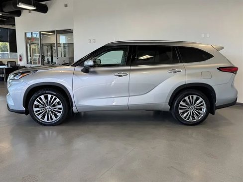 Used 2020 Toyota Highlander Platinum image 4