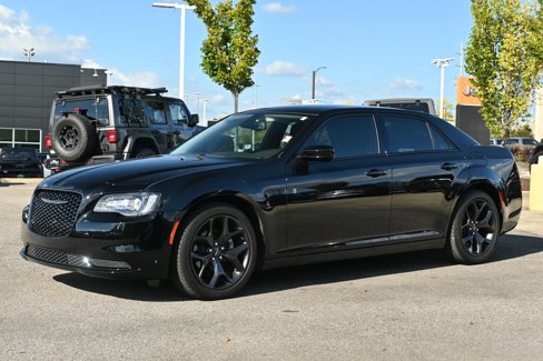 Used 2022 Chrysler 300 Touring w/ Sport Appearance Package image 7