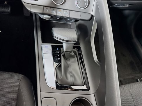 New 2025 Hyundai Elantra SE image 16