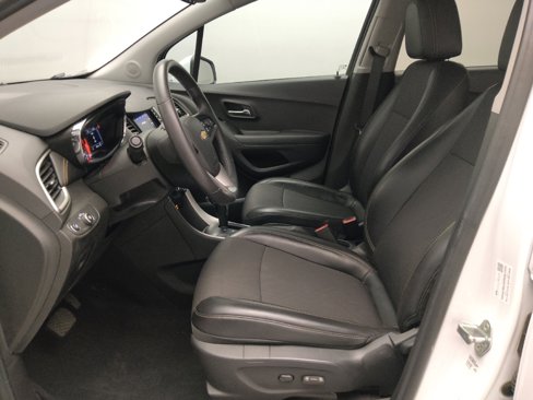 Used 2020 Chevrolet Trax LT w/ LT Convenience Package image 17