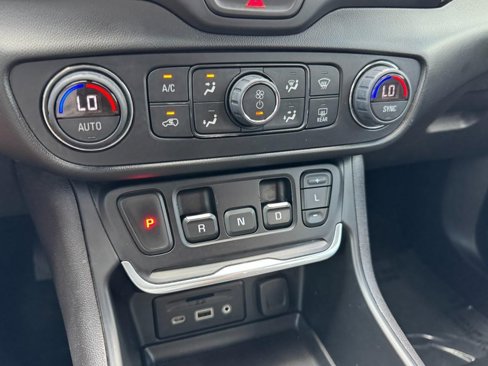 Used 2021 GMC Terrain SLT image 17