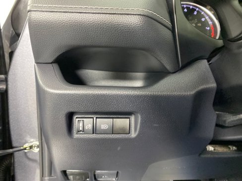 Used 2020 Toyota RAV4 LE image 11