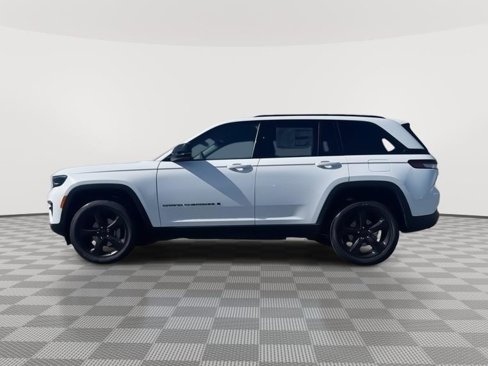 New 2025 Jeep Grand Cherokee Altitude image 2