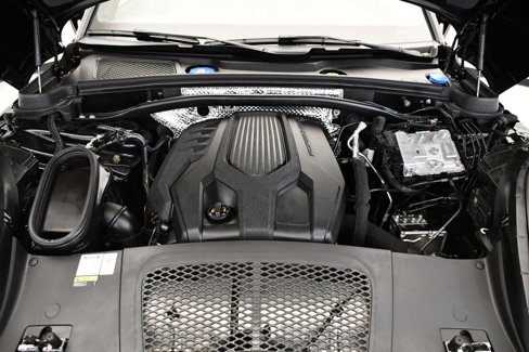 Used 2023 Porsche Macan Turbo image 13