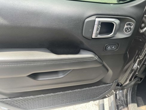 Used 2020 Jeep Wrangler Unlimited Sahara image 16