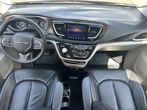 Used 2017 Chrysler Pacifica Touring-L image 10