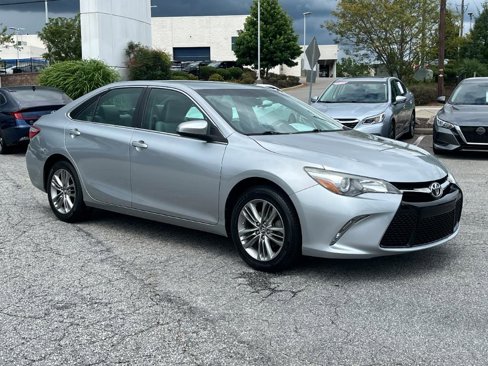 Used 2016 Toyota Camry SE image 1