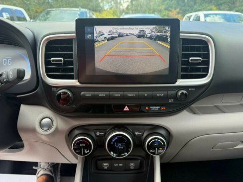 Used 2025 Hyundai Venue SEL image 6