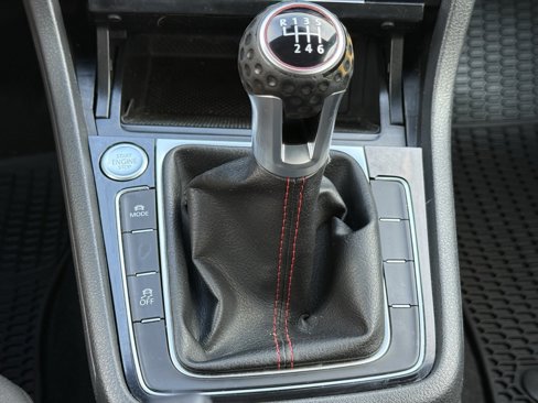 Used 2018 Volkswagen GTI SE image 17