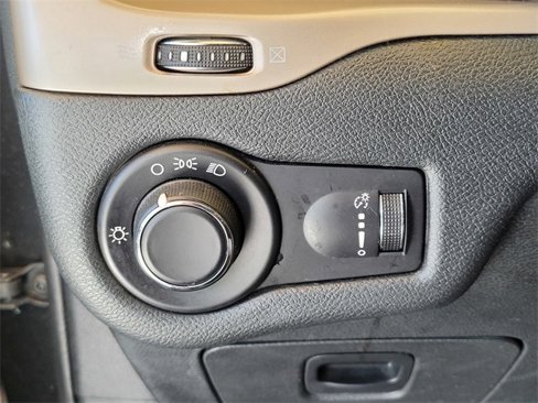 Used 2016 Jeep Cherokee Sport image 26