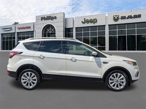 Used 2017 Ford Escape Titanium image 2