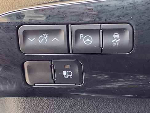 Used 2020 Toyota Prius LE image 24