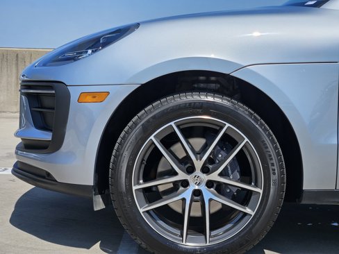 Certified 2025 Porsche Macan image 13