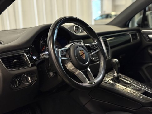 Certified 2018 Porsche Macan Sport Edition image 24